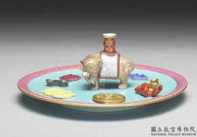 图片[2]-Elephant-shaped incense stick holder in famille rose on a green ground, Qing dynasty, Qianlong reign (1736-1795)-China Archive